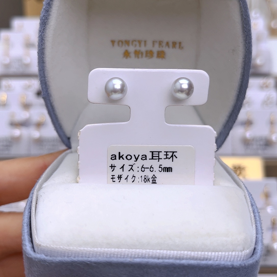 18K金镶嵌海水珍珠耳饰