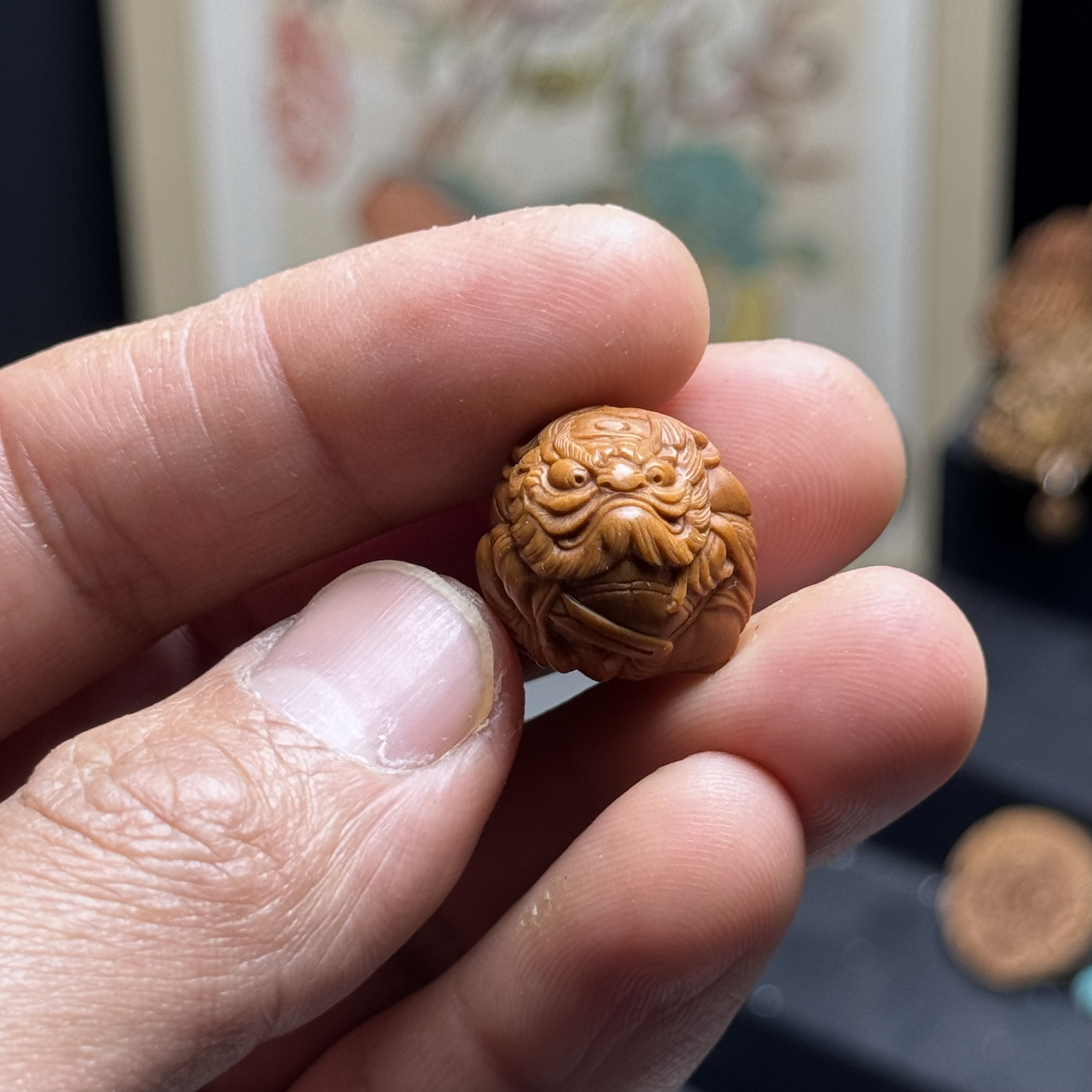 钟馗捉鬼，龙纹桃核雕刻，纯手工制作，老王本工，尺寸：17