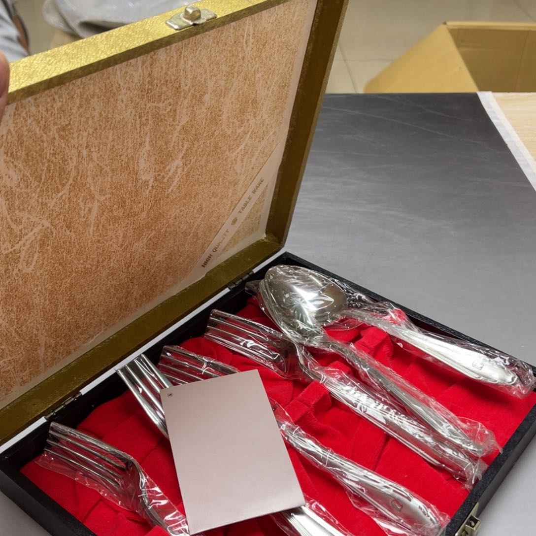 瓷片吉*K密密麻麻地排列在