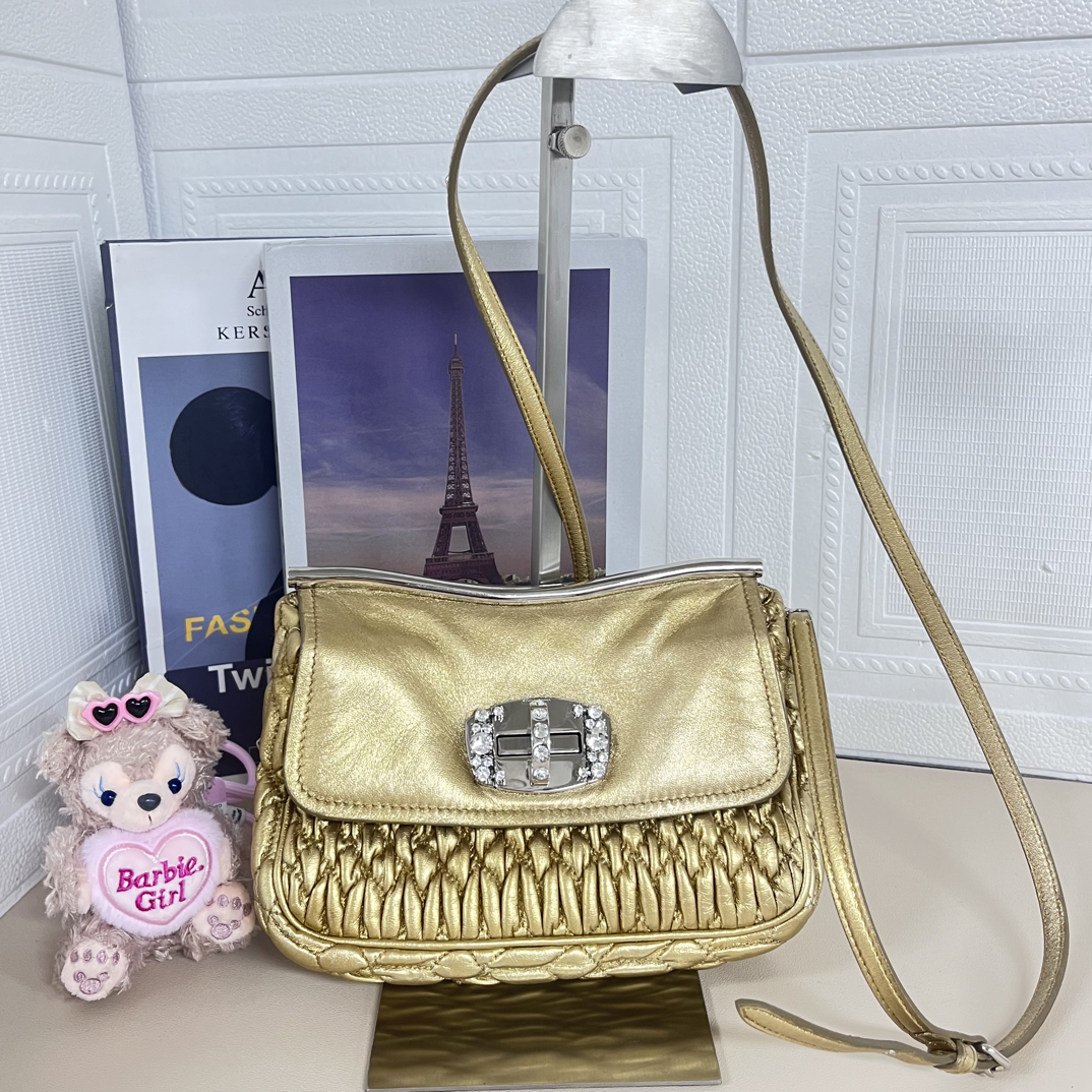 95新 MIU MIU/缪缪 金色元宝褶皱斜挎包