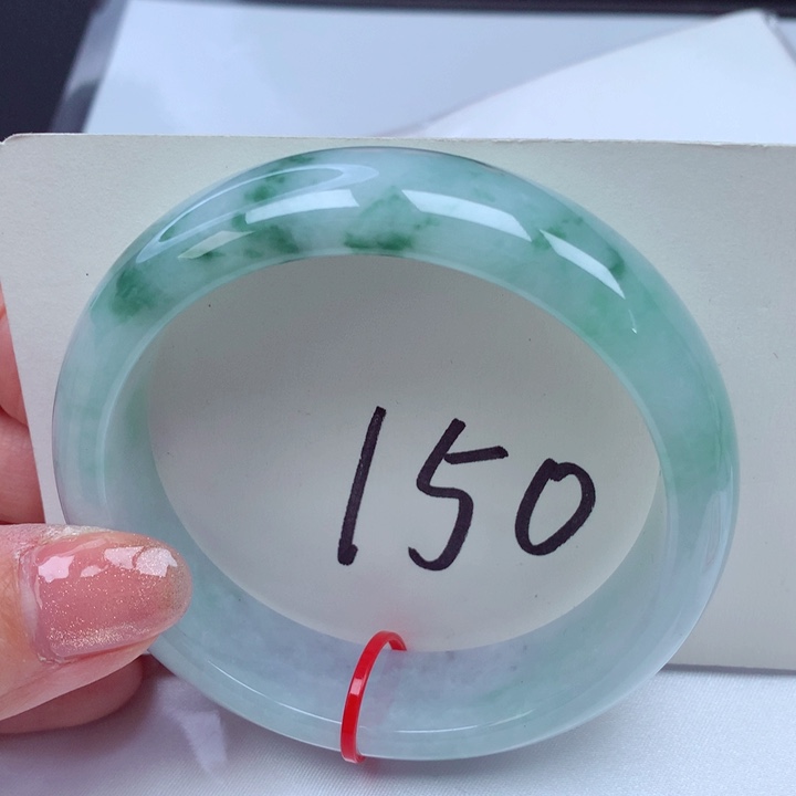 翡翠手镯未镶嵌翡翠