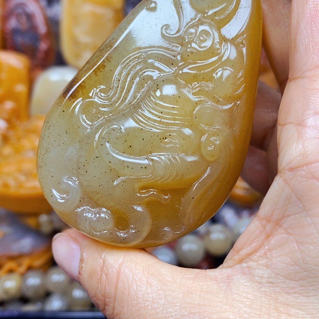 石英质玉（黄龙玉）未镶嵌颈饰