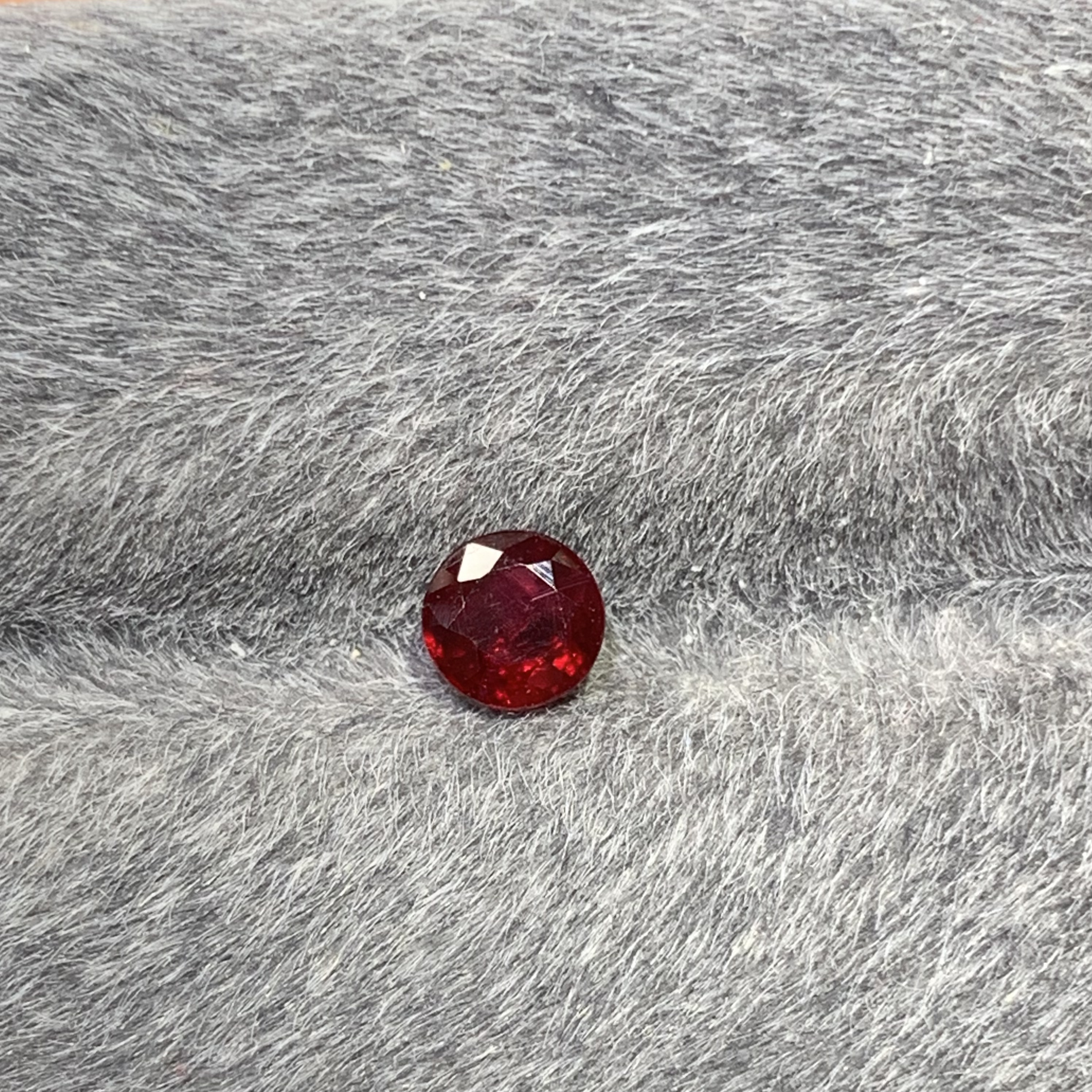 天然彩宝鸽血红红宝石裸石 圆5.1重0.65ct 颜色艳丽 可配现托