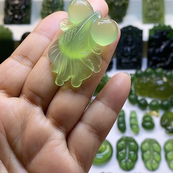 蛇纹石玉颈饰未镶嵌