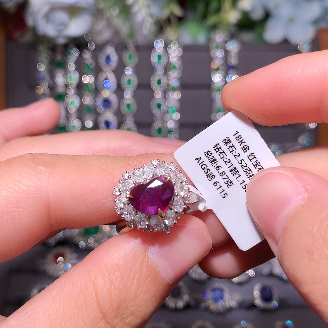 戒指18K金镶嵌红宝石