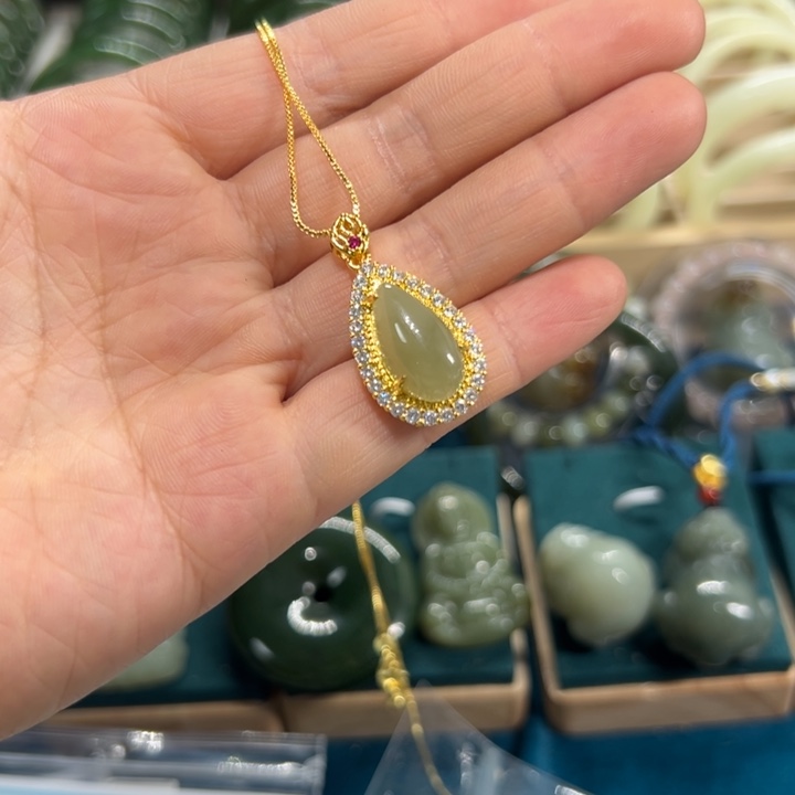 和田玉颈饰未镶嵌水滴晴水