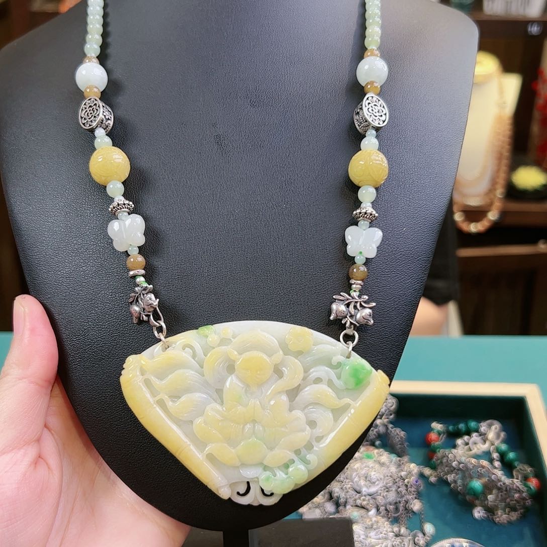 翡翠颈饰未镶嵌，