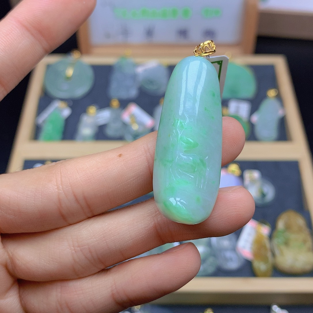 翡翠颈饰18K金镶嵌翡翠