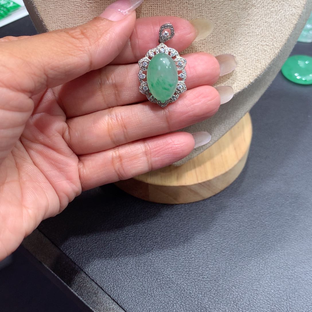 颈饰银S925镶嵌石英质玉（非洲翠）