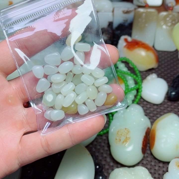 和田玉未镶嵌车挂