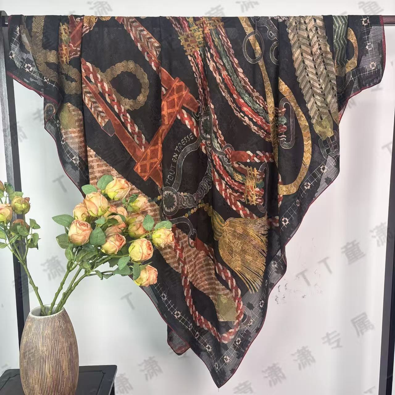 （彩链鎏光）烧花135*135左右方巾围巾