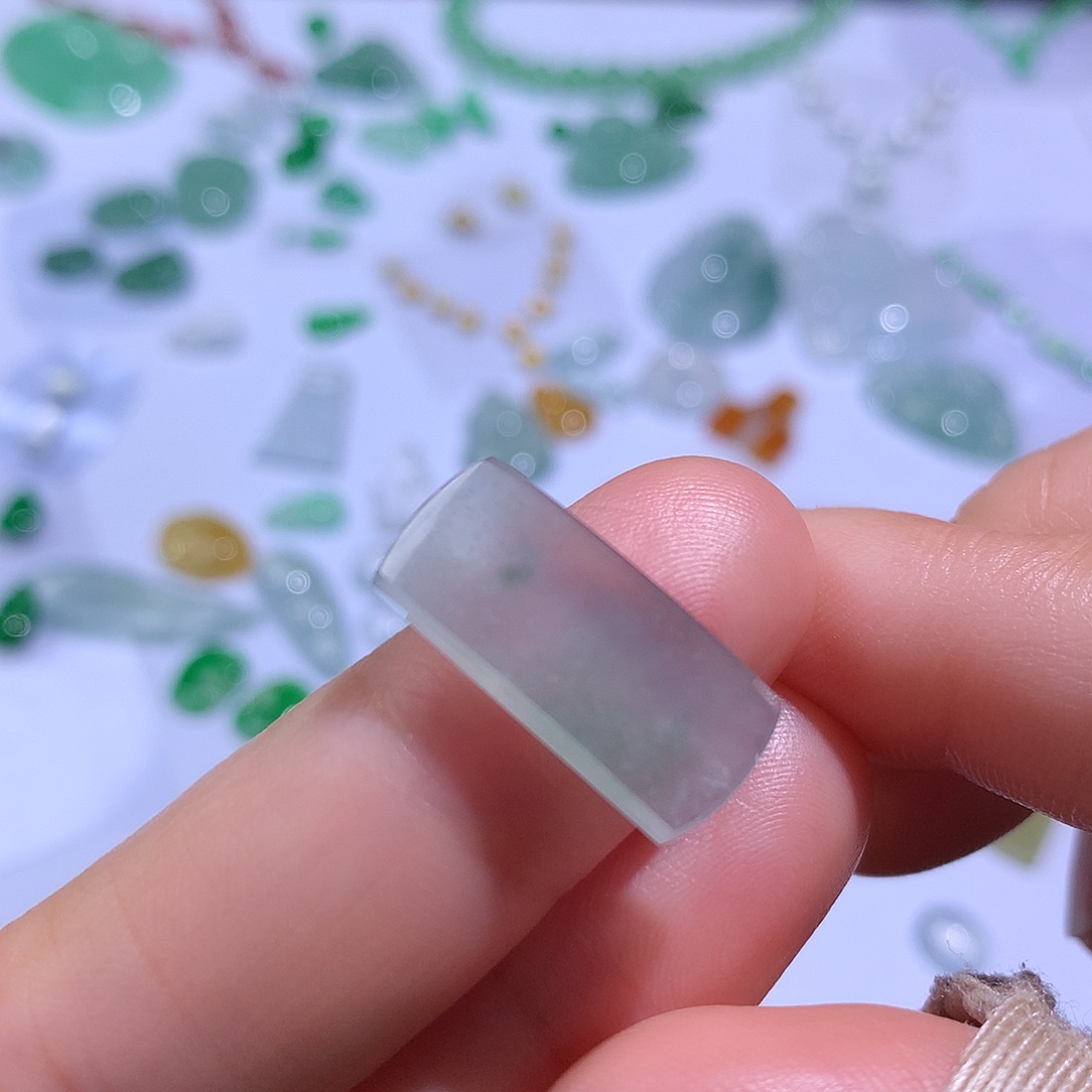 翡翠颈饰未镶嵌无事