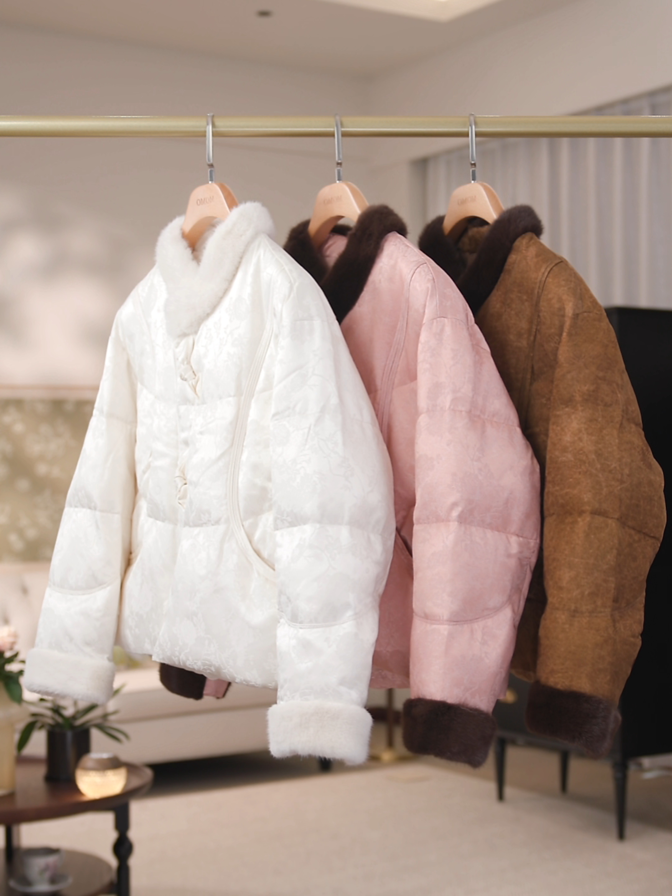 “幸福结”加厚保暖白鹅绒水貂领羽绒服