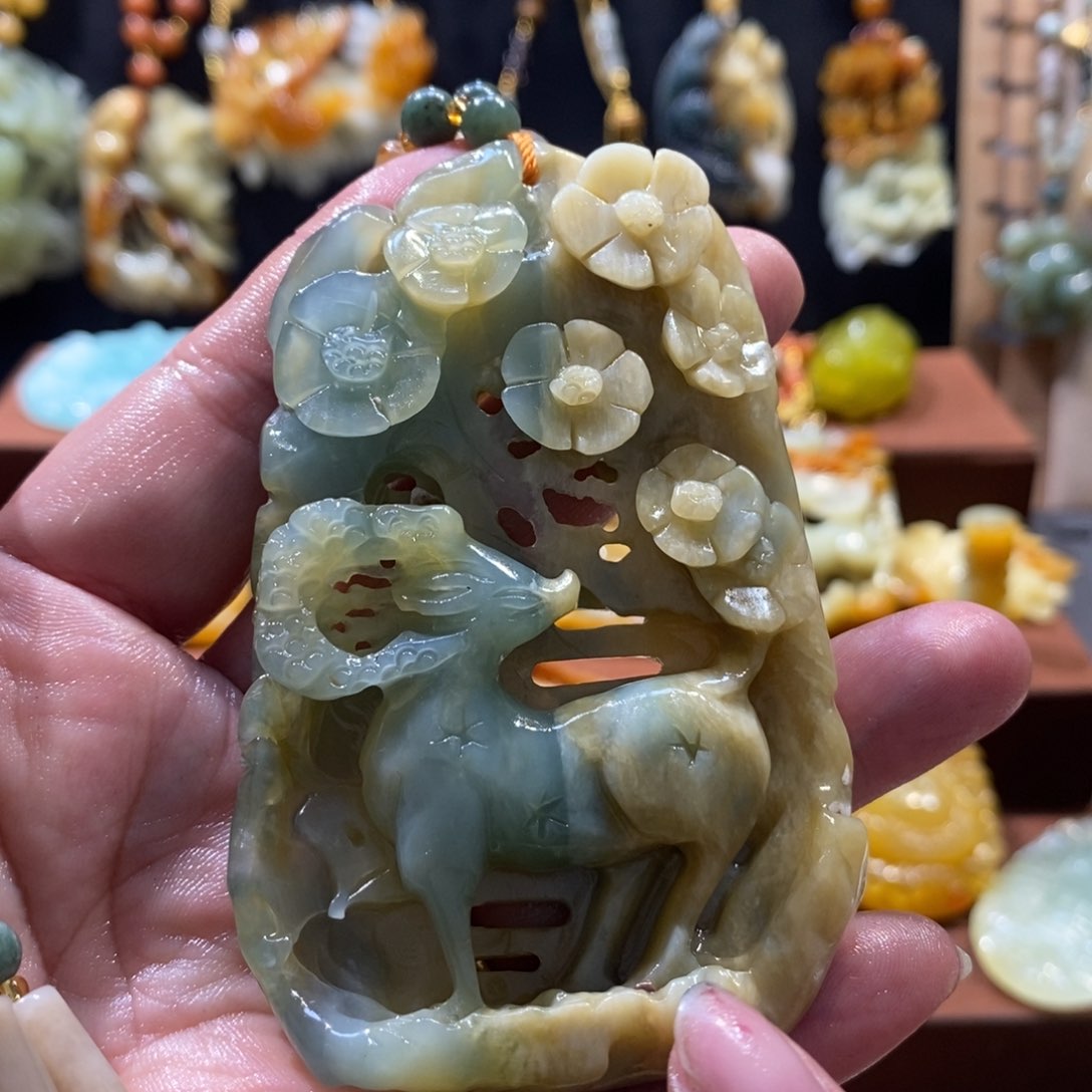 蛇纹石玉颈饰未镶嵌
