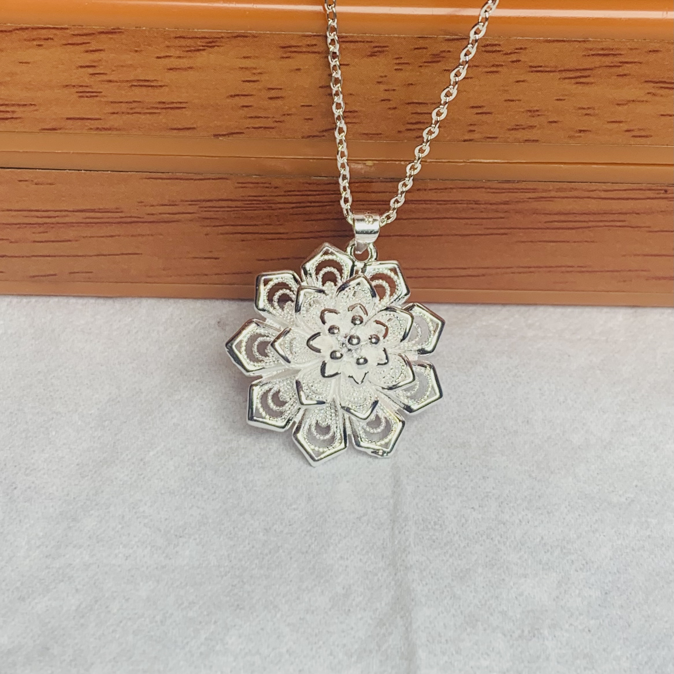 绪翎t163通体里外一致纯箔臻奢品时尚吊坠多样性发其一