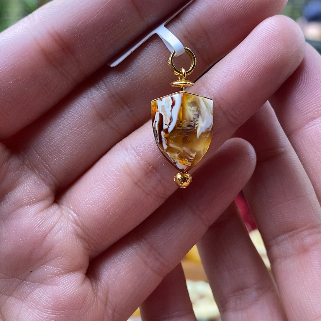 琥珀裸石18K金镶嵌蜜蜡吊坠