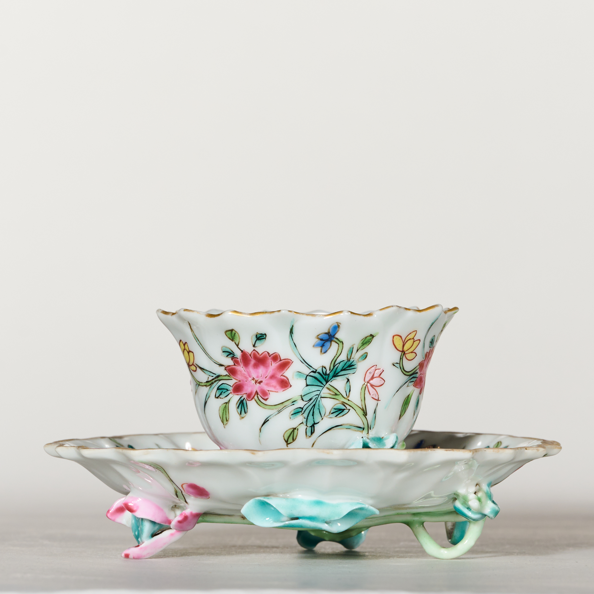 【古董拍卖】5545清雍正·粉彩堆塑花卉纹杯碟一组