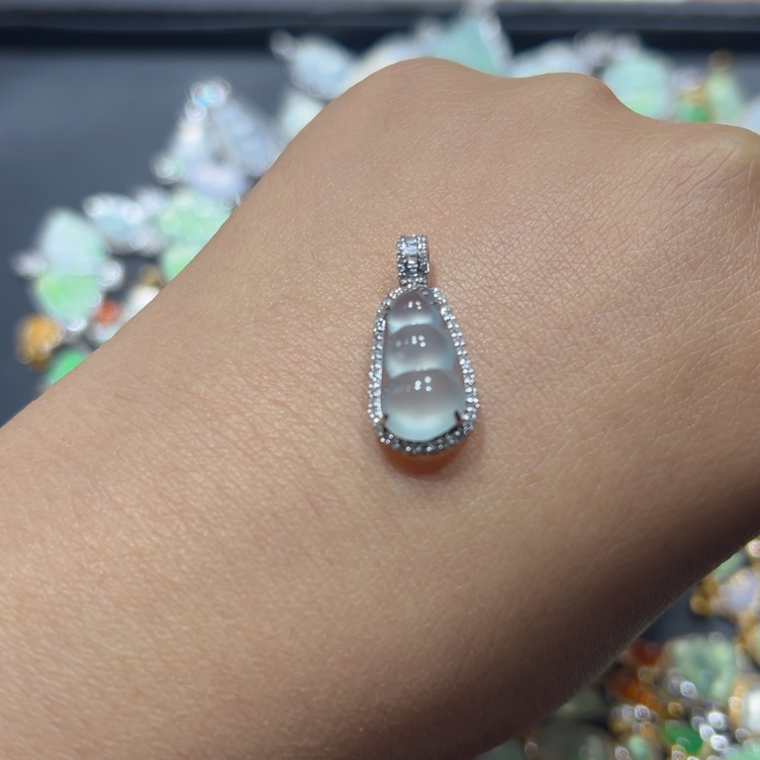 翡翠颈饰18K金镶嵌花*姐吊坠