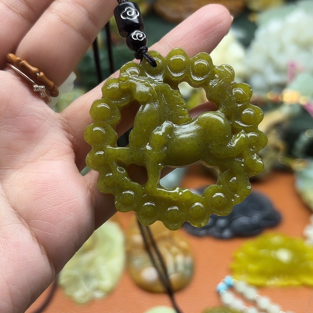 蛇纹石玉未镶嵌颈饰