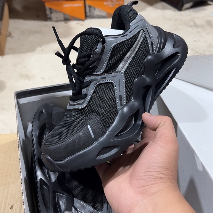 43码防砸防刺劳保鞋。