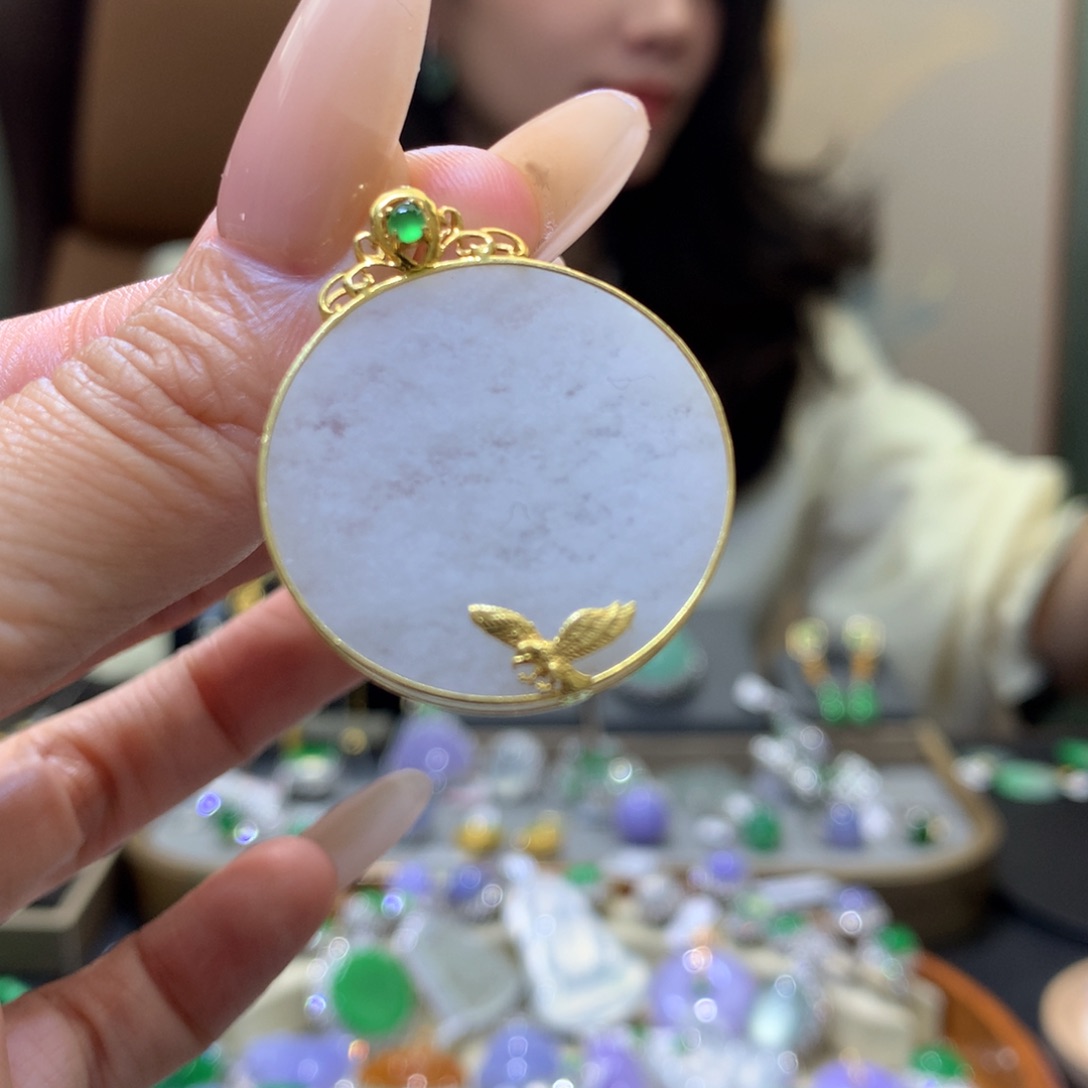 颈饰18K金镶嵌翡翠