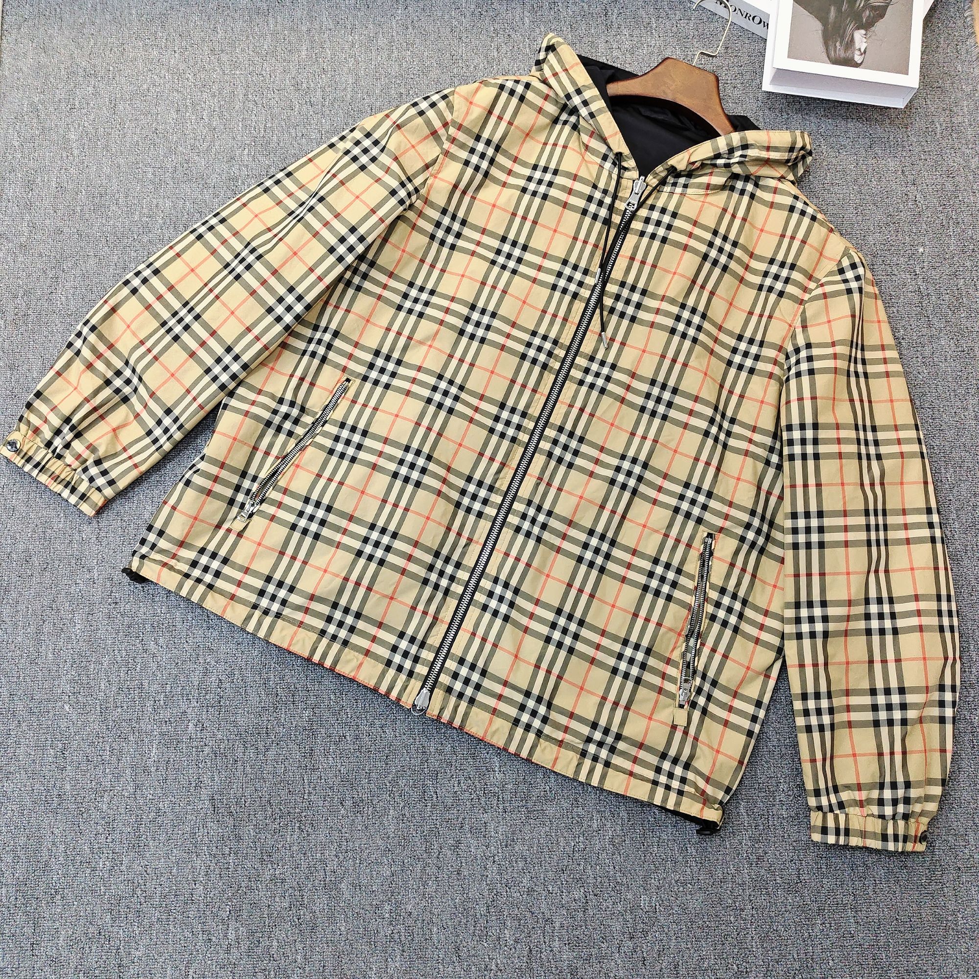 99新 BURBERRY/博柏利 经典格纹连帽外套 尺码XXXL/F1600428