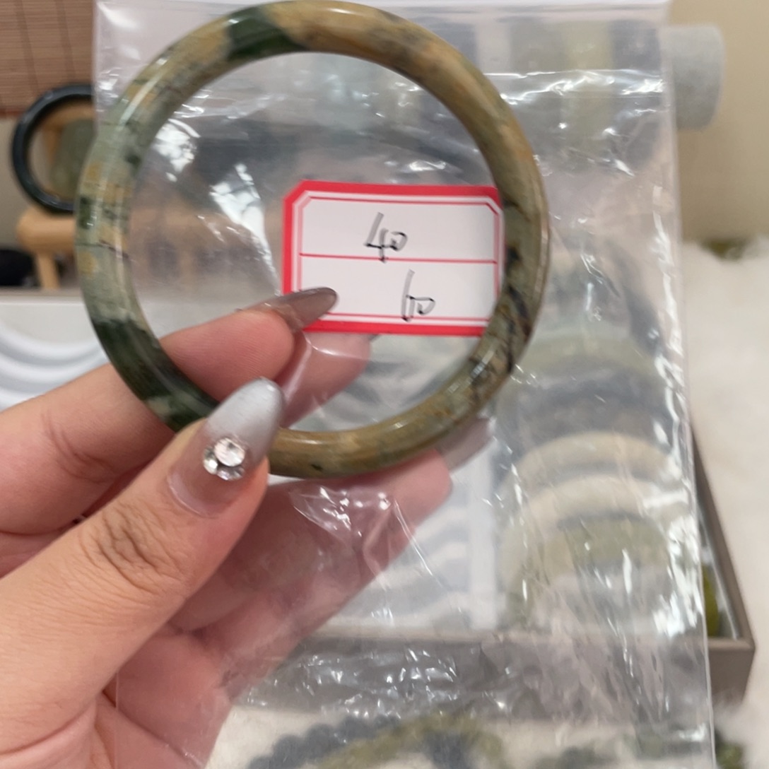 蛇纹石玉手镯未镶嵌