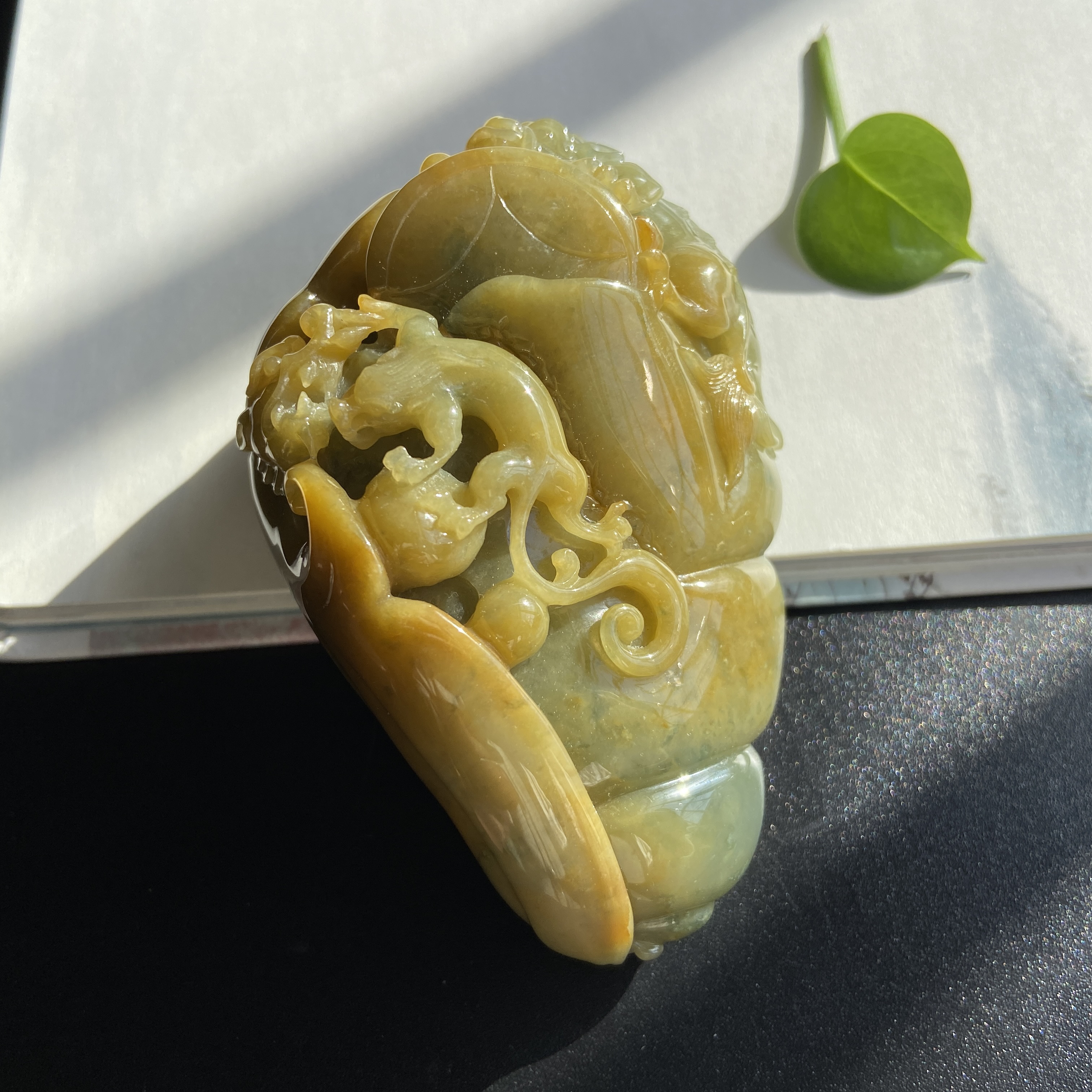 天然缅甸翡翠《赤龙》手把件