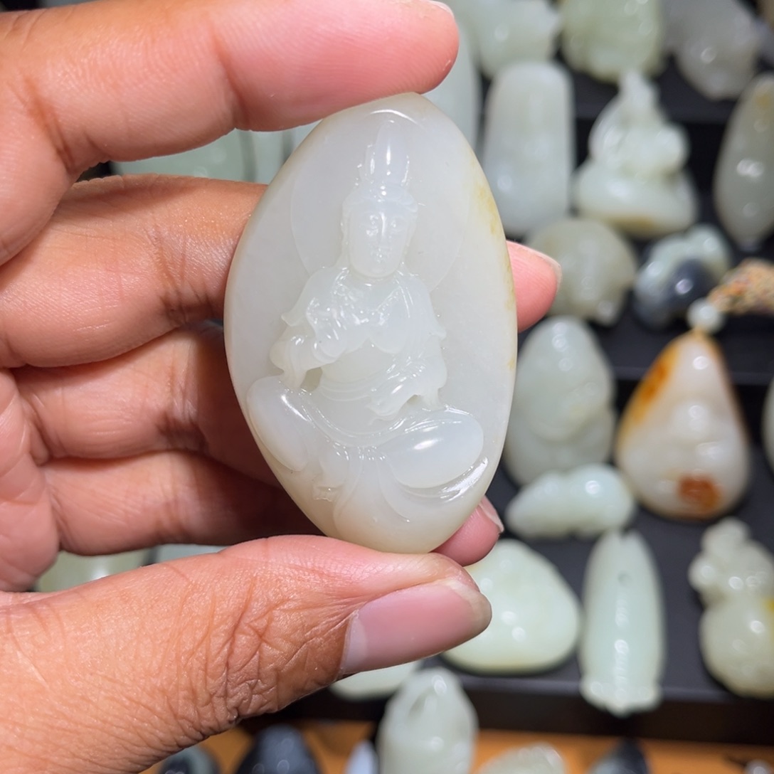 和田玉未镶嵌颈饰绘*