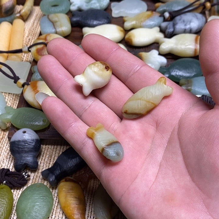 红***乖蛇纹石玉未镶嵌颈饰