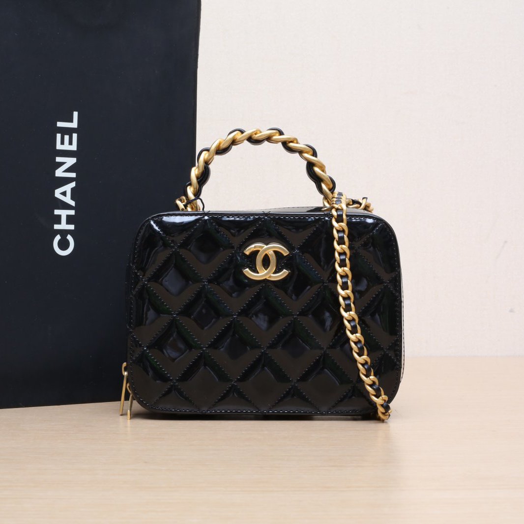 95新 Chanel/香奈儿 攀攀.黑色 漆皮 芯片开 金扣 22A 手提化妆包