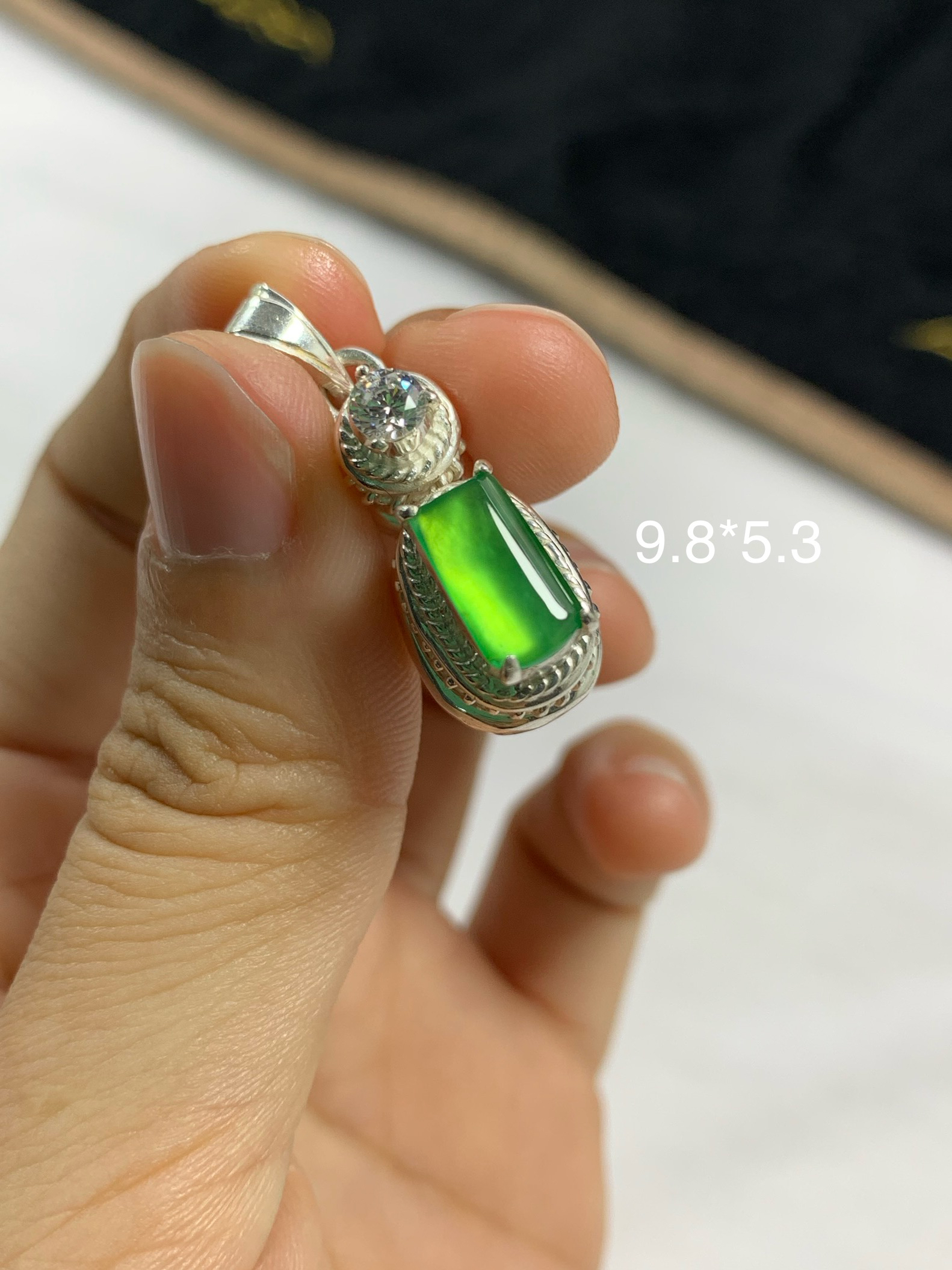 缅甸天然翡翠A货铜托镶嵌