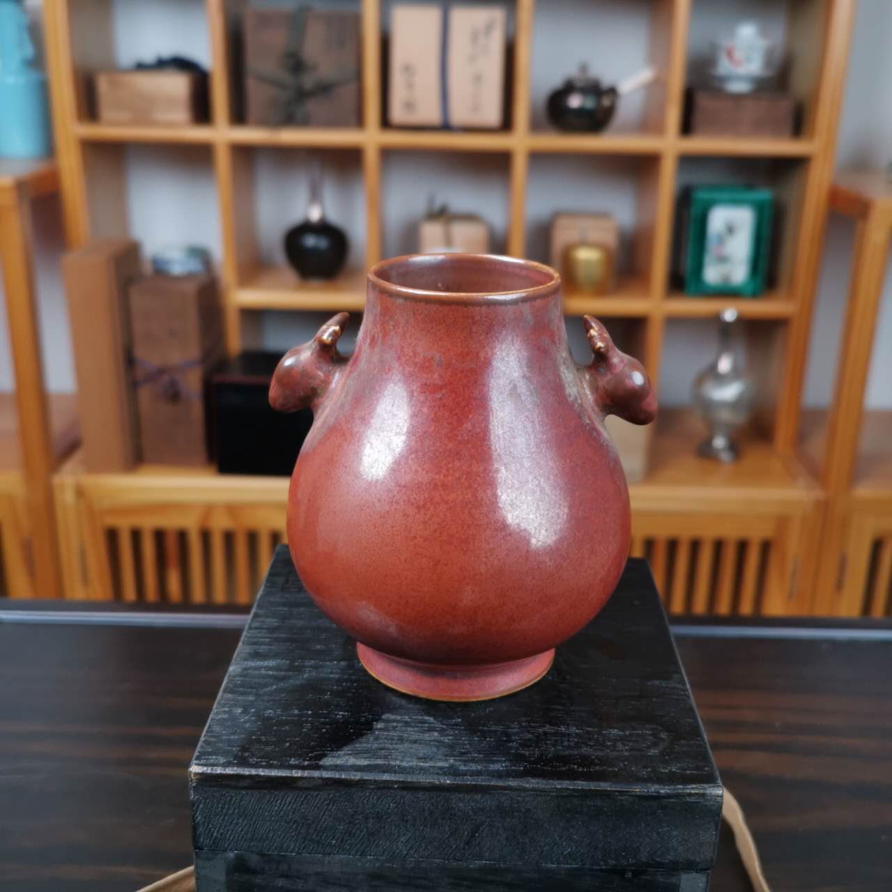 一件造型精湛的瓷壶