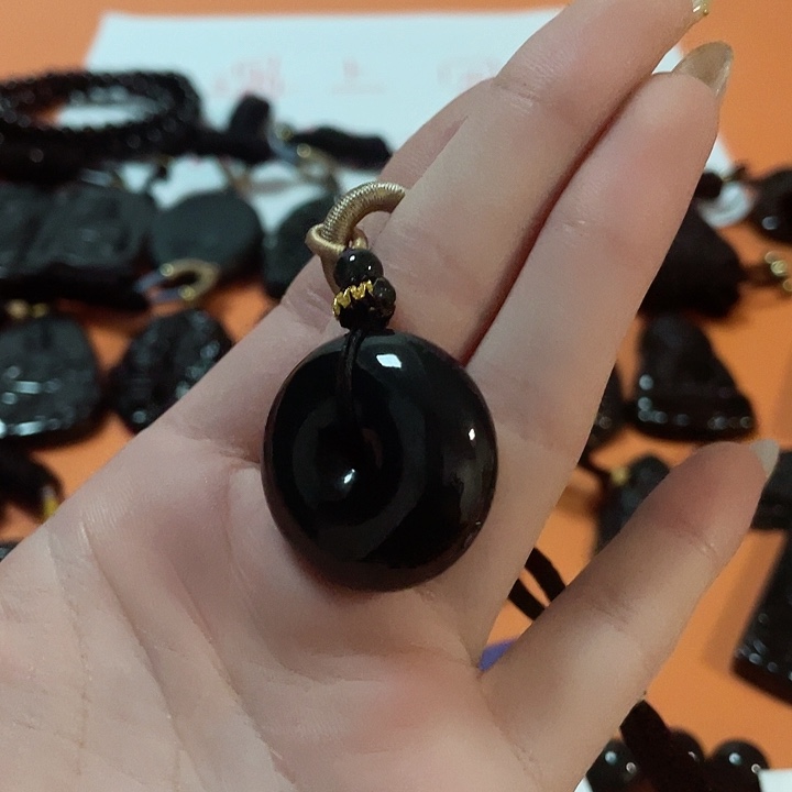 翡翠颈饰未镶嵌落**萧