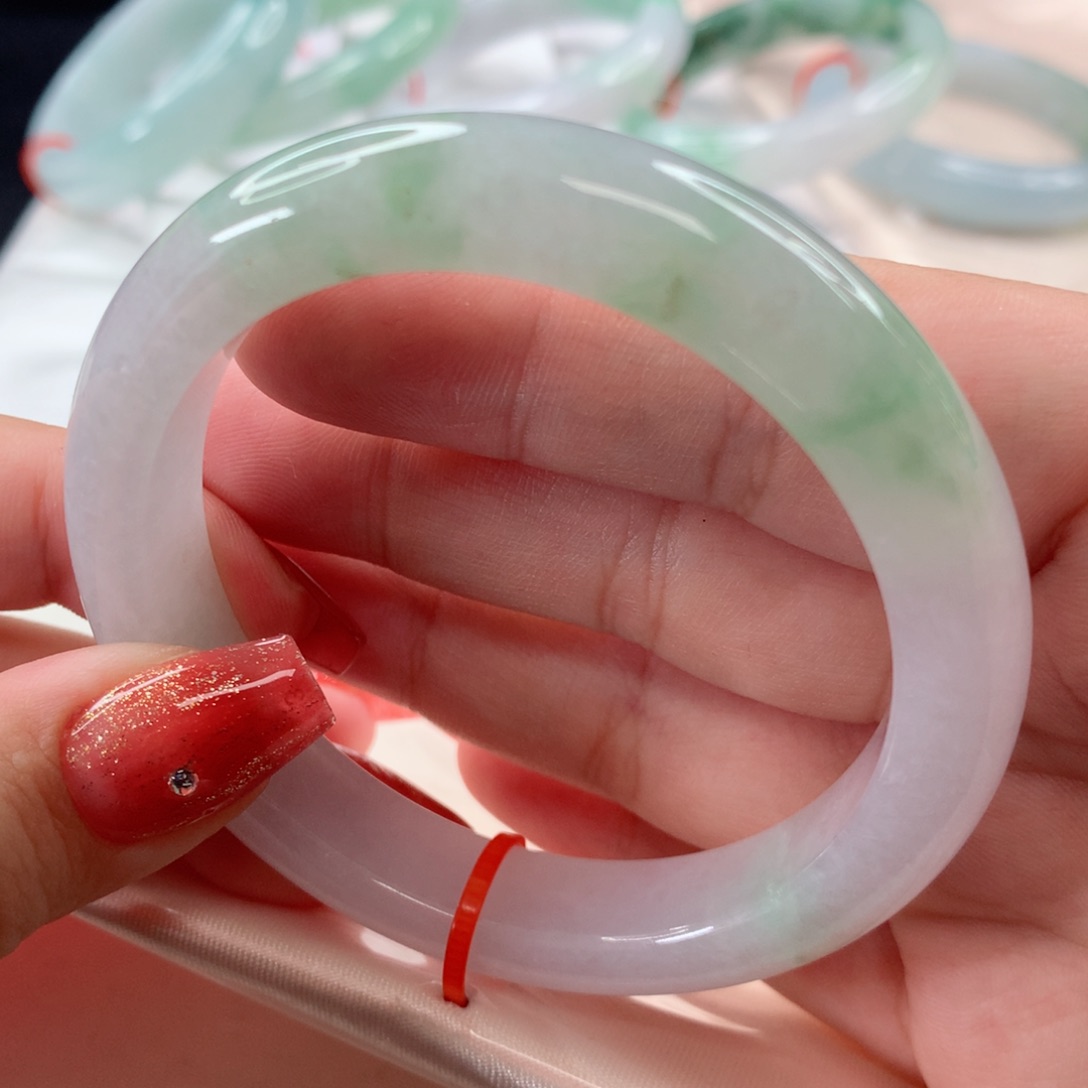 翡翠手镯未镶嵌53.6圈口淡淡紫底冰飘果阳绿花