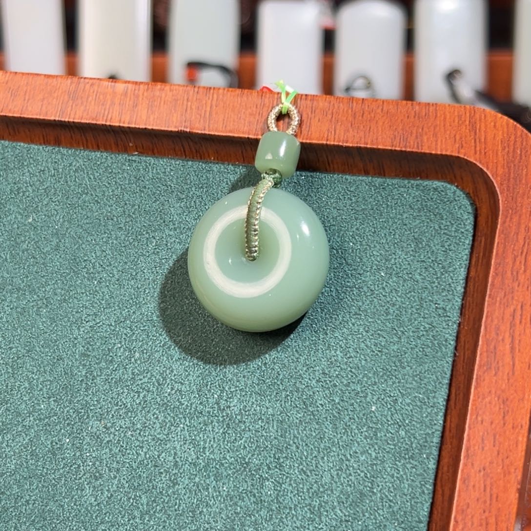 橙***子和田玉未镶嵌颈饰