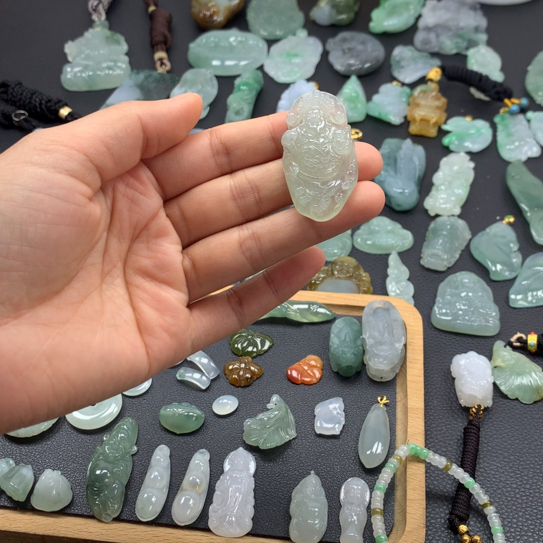 翡翠颈饰未镶嵌财神