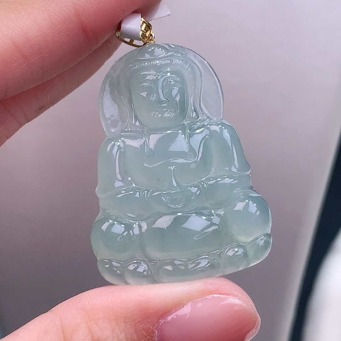 颈饰18K金镶嵌翡翠晴底观音