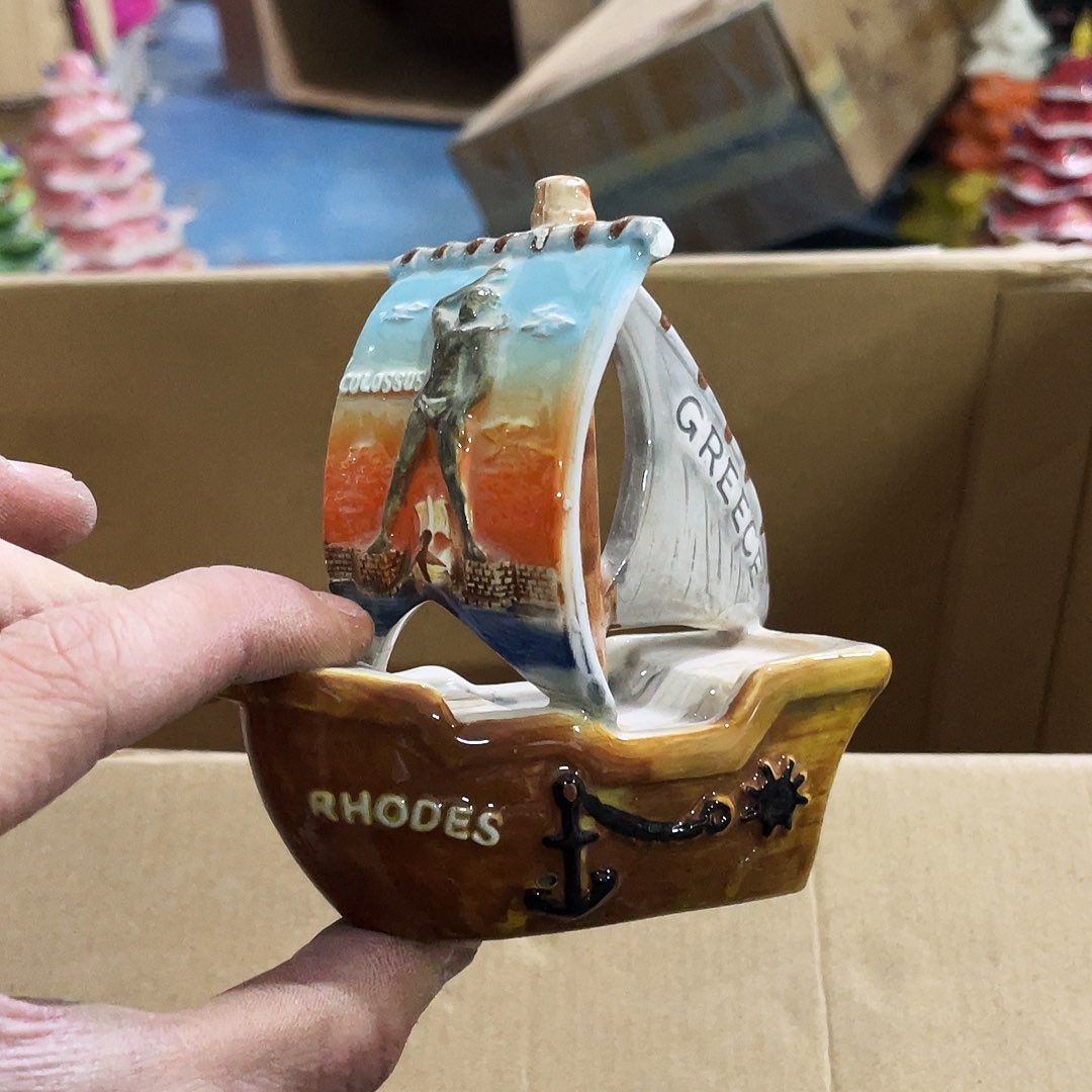 摆件   磕碰。封釉。