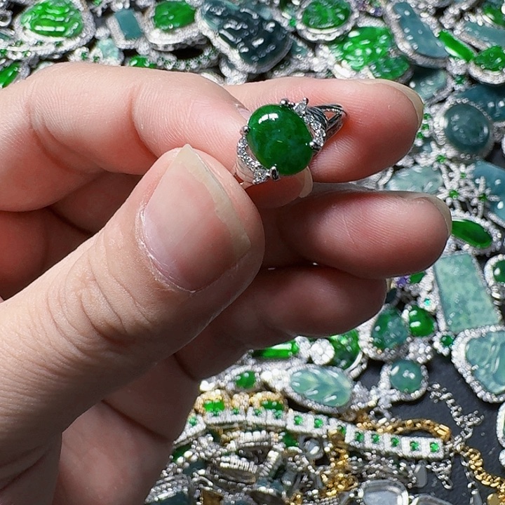 翡翠颈饰未镶嵌天然A货翡翠放漏