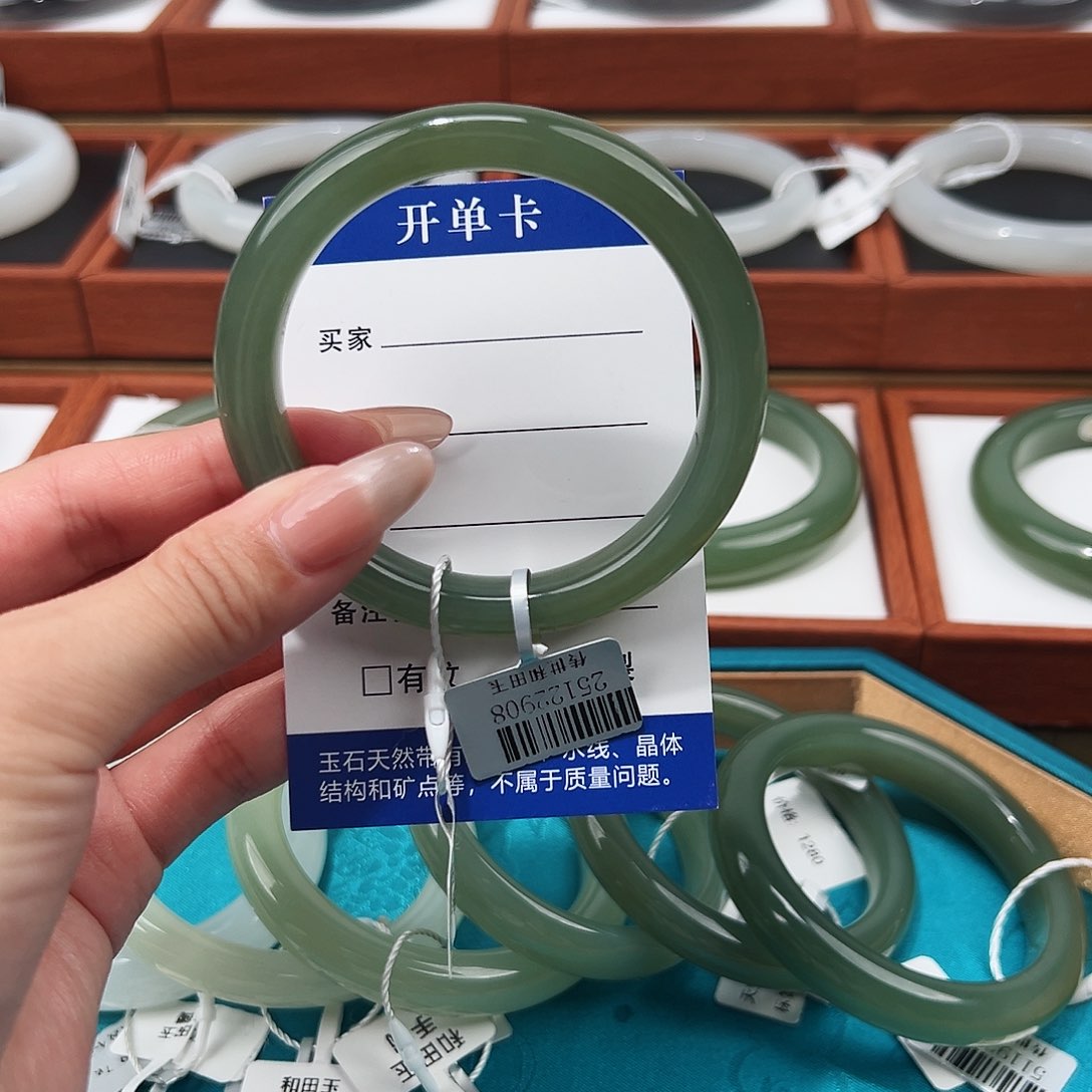 和田玉手镯未镶嵌