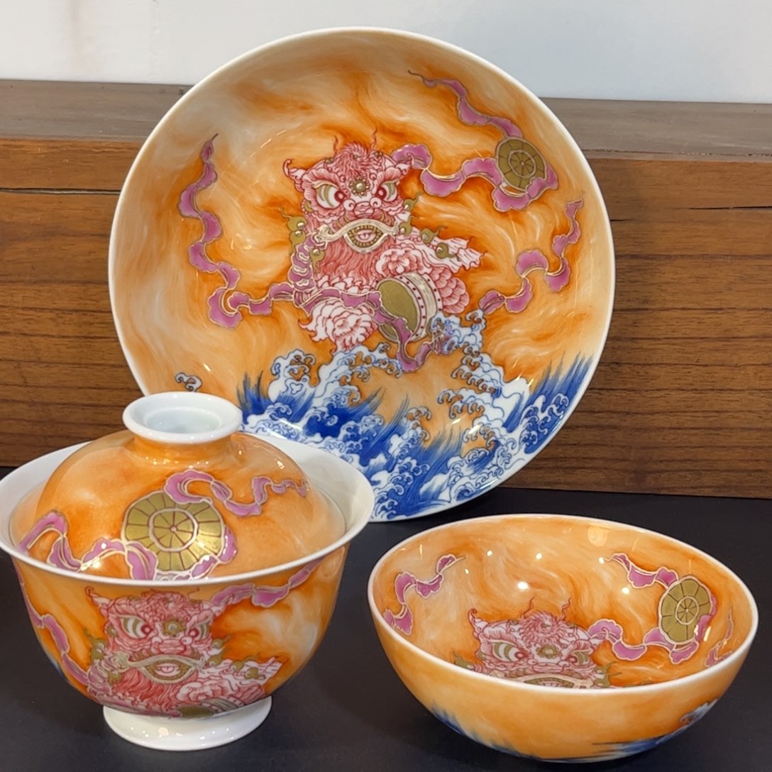 青花矾红错金银醒狮三件套 可拆分