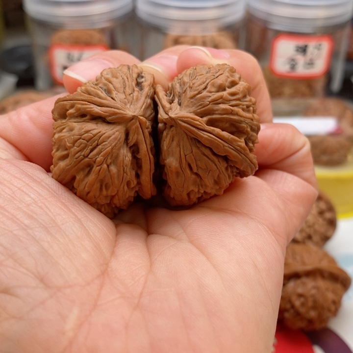 文玩核桃吊坠白狮子半壁