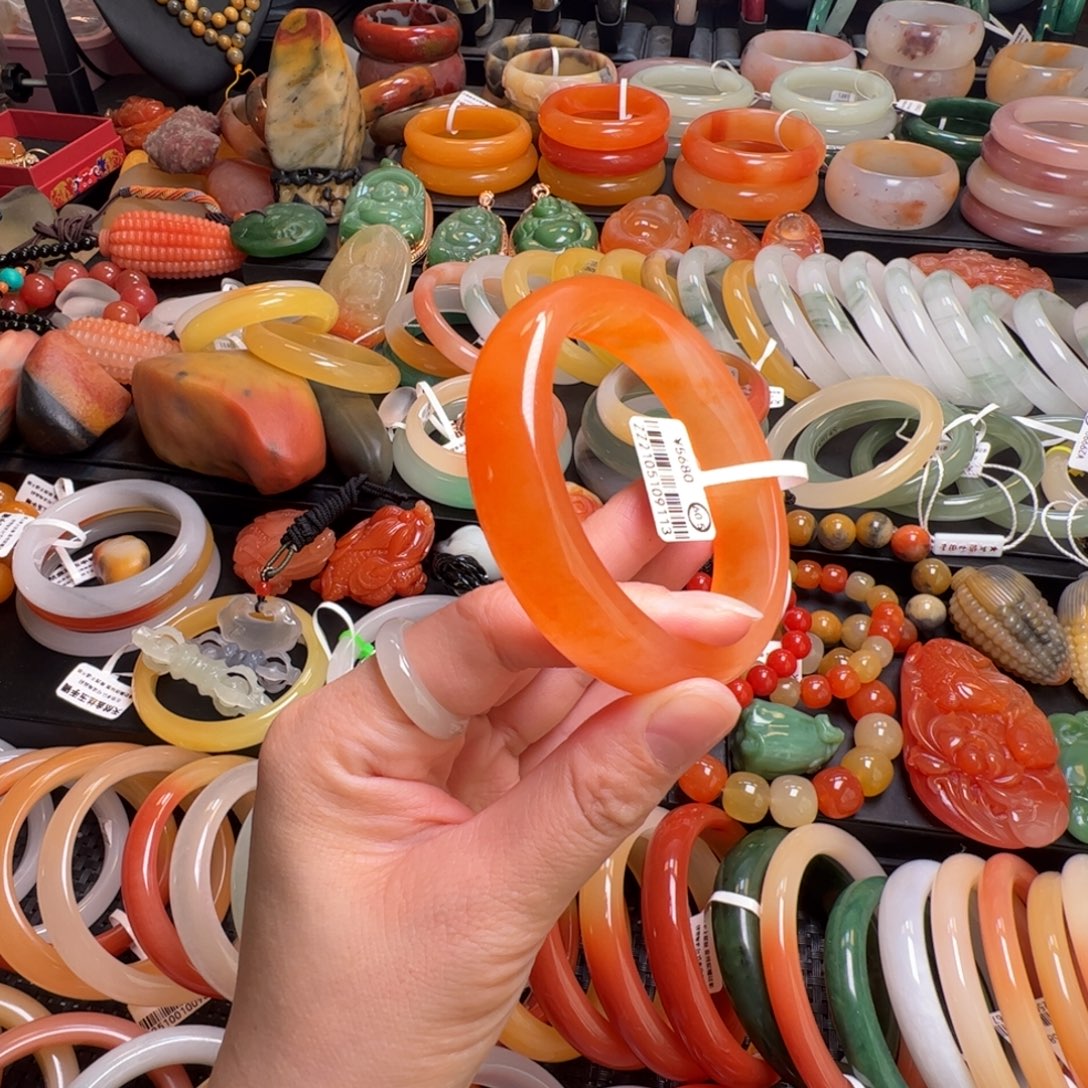 樱***宁石英质玉未镶嵌手镯