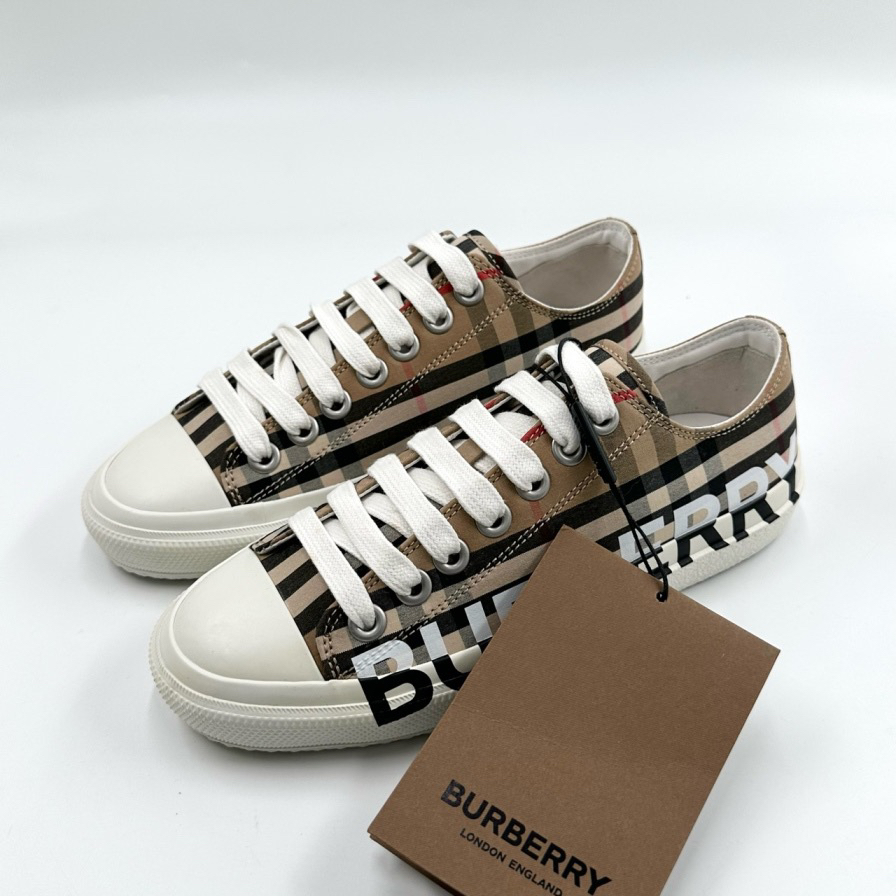 全新未使用 BURBERRY/博柏利 经典格纹侧边logo板鞋/36码/06712