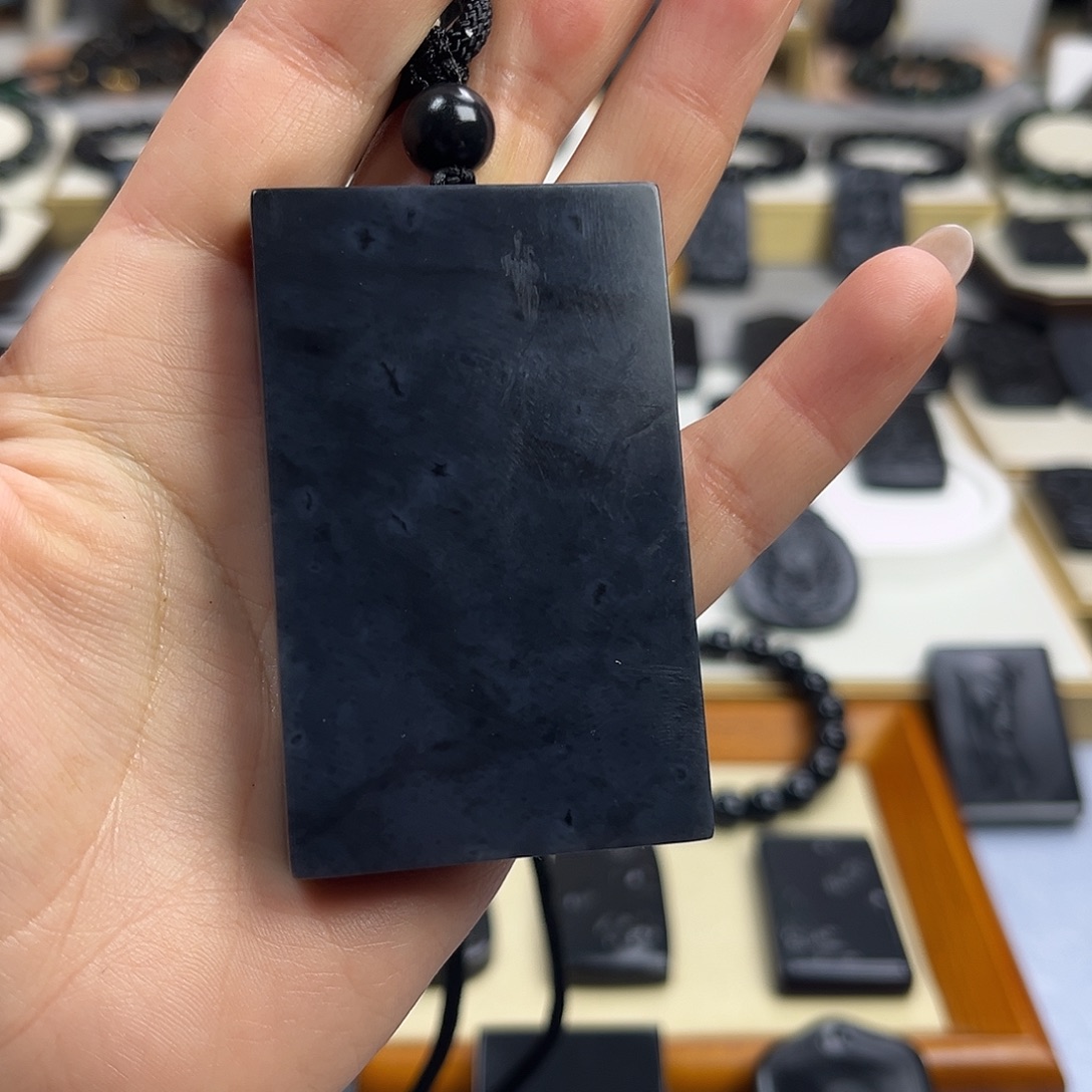 和田玉（墨玉）未镶嵌颈饰47钢板意境102了左右