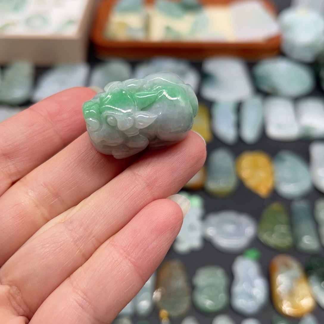 翡翠未镶嵌颈饰貔貅