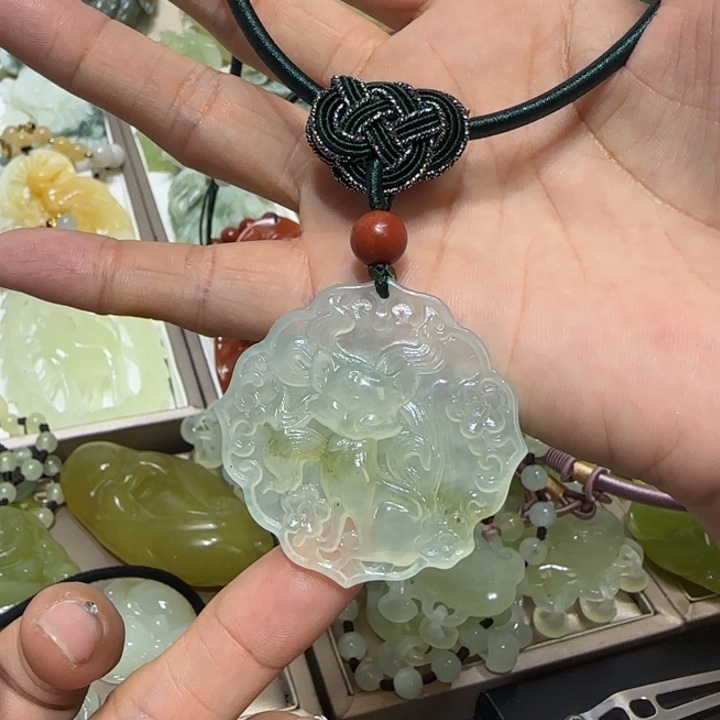 蛇纹石玉吊坠未镶嵌