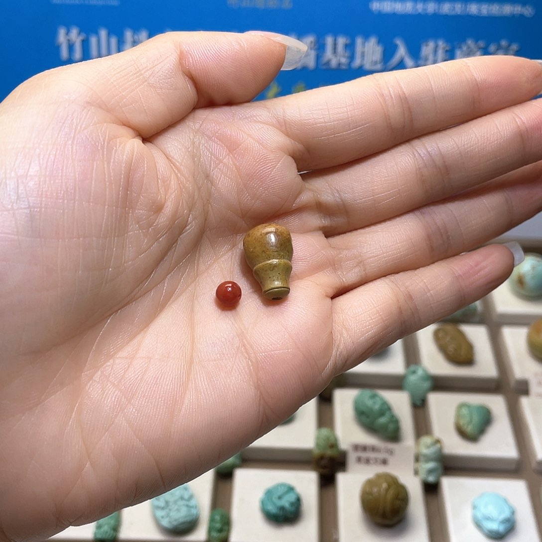 南红玛瑙配饰未镶嵌