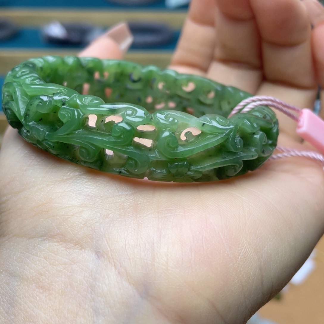 和田玉手镯58圈口。编号21未镶嵌